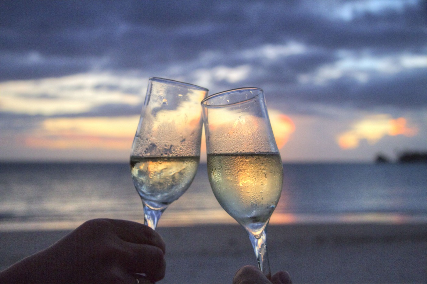 Brindis con cava frente al mar en Pika Pika