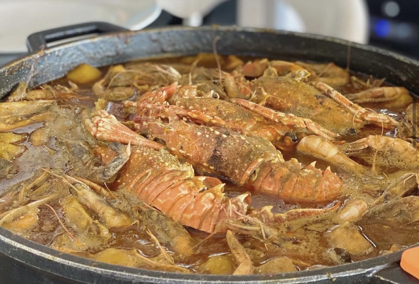 Suquet de llagosta con gambetes de Roses